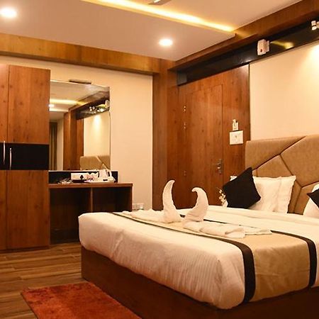 Hotel Royal City Силигури Экстерьер фото
