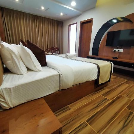 Hotel Royal City Силигури Экстерьер фото