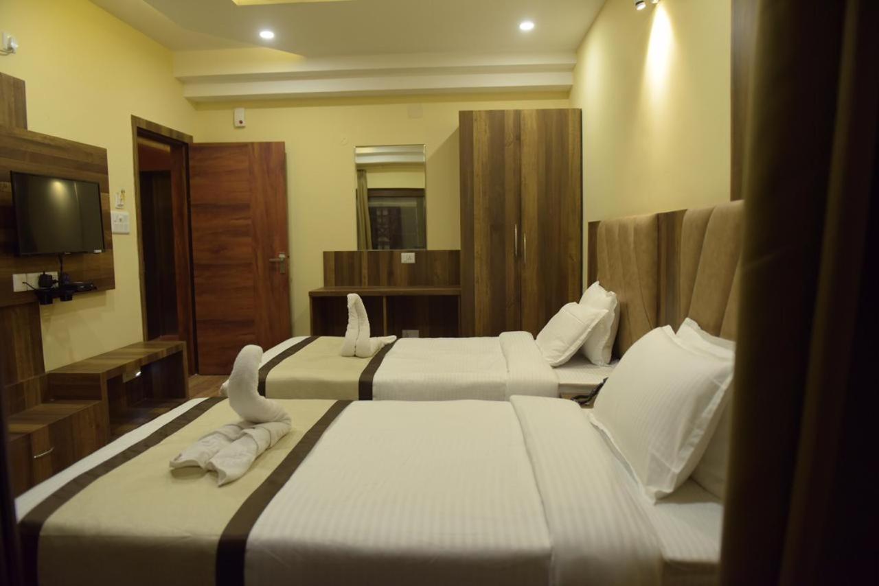 Hotel Royal City Силигури Экстерьер фото