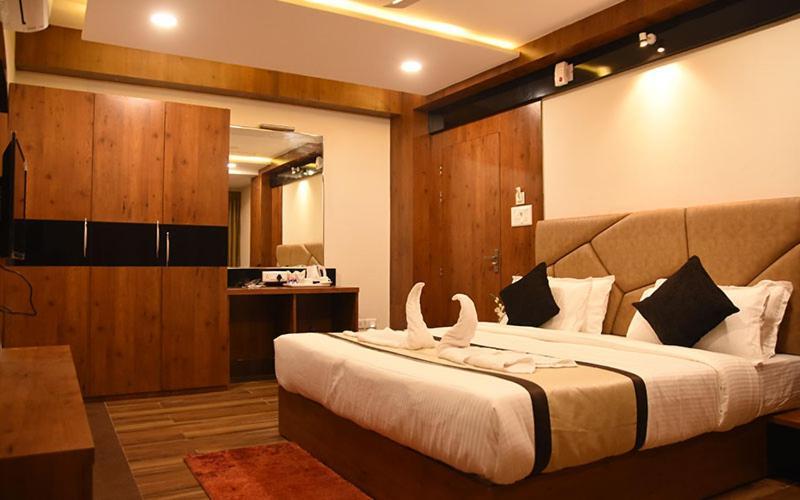 Hotel Royal City Силигури Экстерьер фото