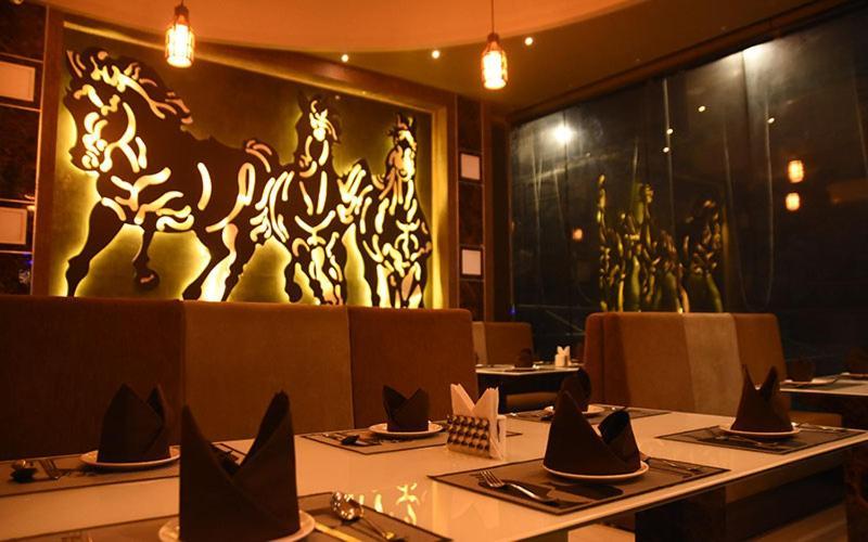 Hotel Royal City Силигури Экстерьер фото