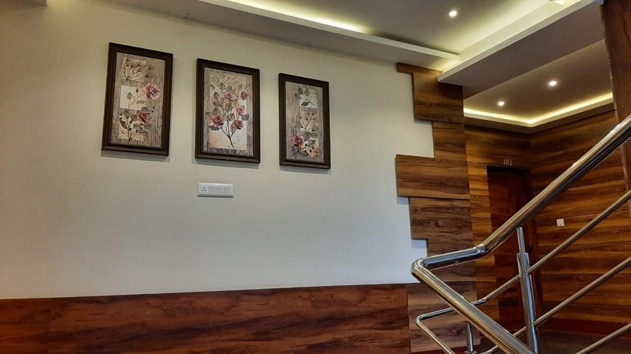 Hotel Royal City Силигури Экстерьер фото