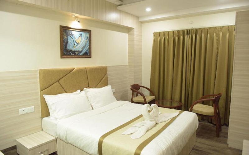 Hotel Royal City Силигури Экстерьер фото