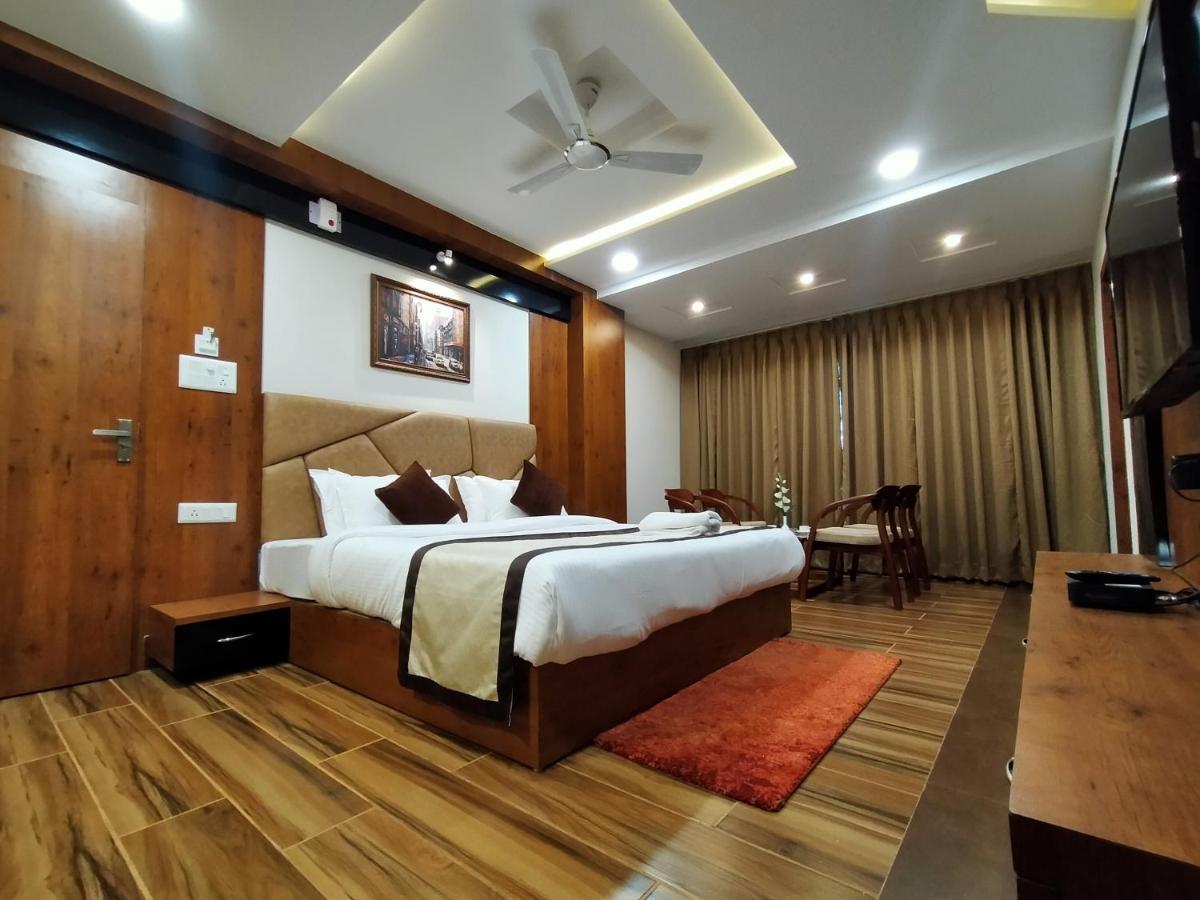 Hotel Royal City Силигури Экстерьер фото