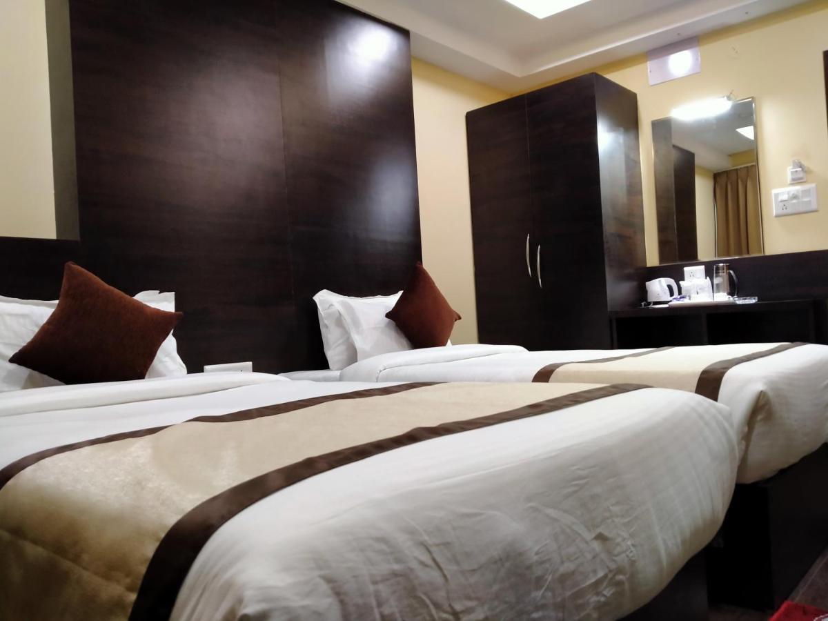 Hotel Royal City Силигури Экстерьер фото