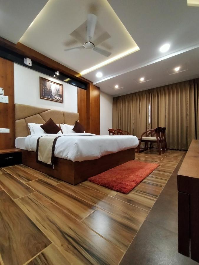 Hotel Royal City Силигури Экстерьер фото