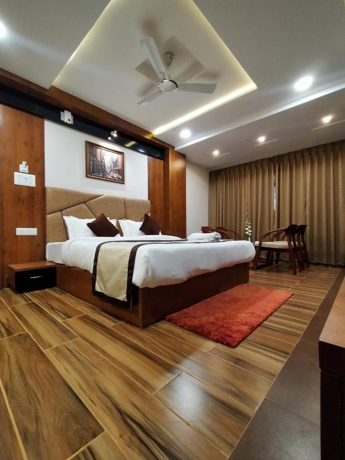 Hotel Royal City Силигури Экстерьер фото