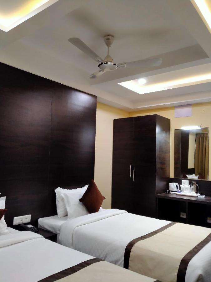 Hotel Royal City Силигури Экстерьер фото