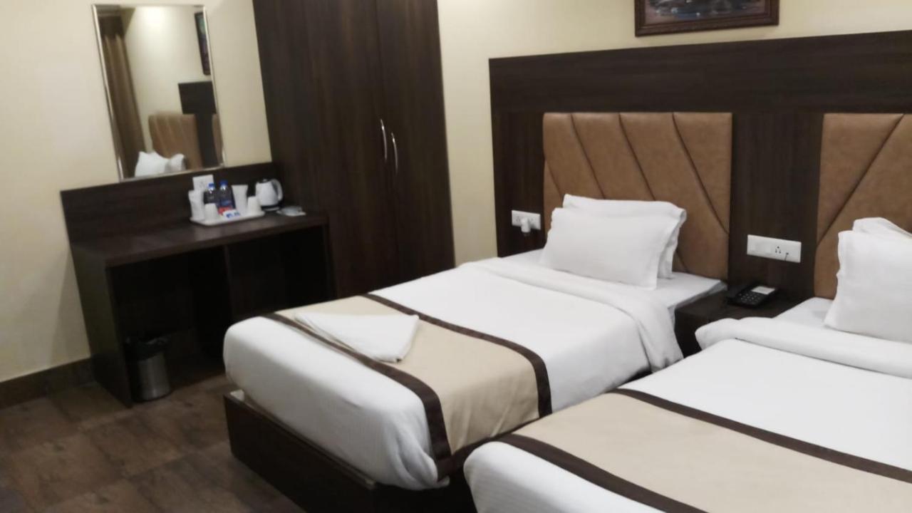 Hotel Royal City Силигури Экстерьер фото