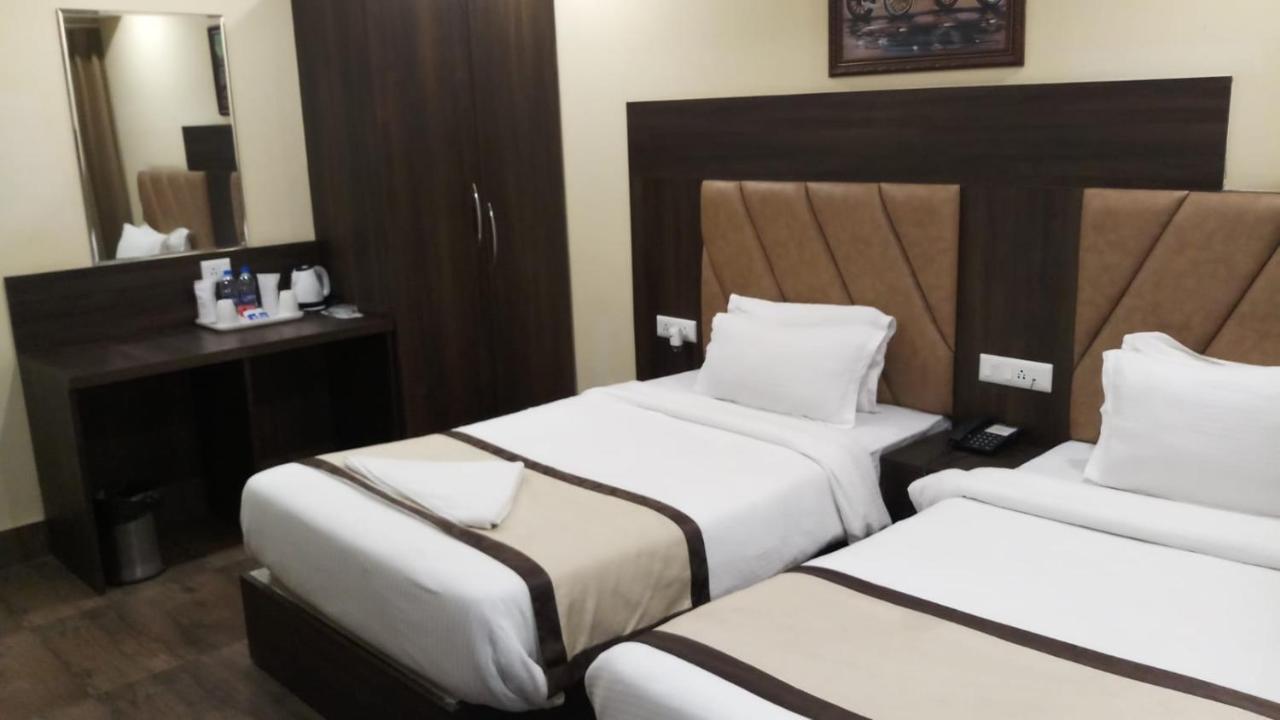 Hotel Royal City Силигури Экстерьер фото