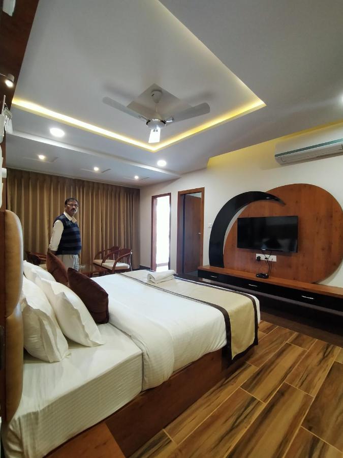 Hotel Royal City Силигури Экстерьер фото