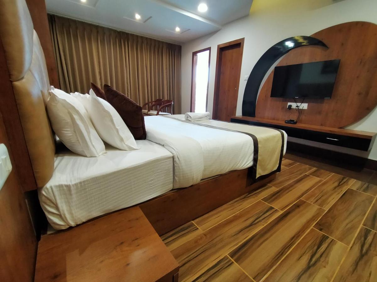 Hotel Royal City Силигури Экстерьер фото