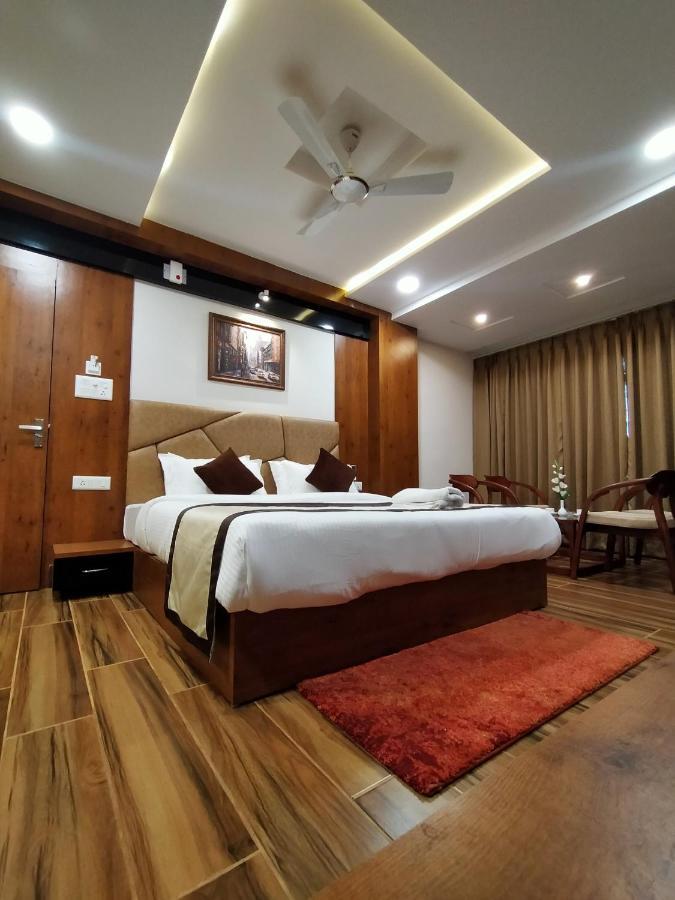 Hotel Royal City Силигури Экстерьер фото