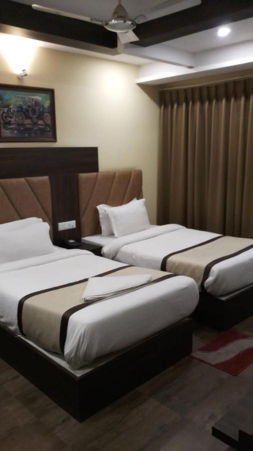 Hotel Royal City Силигури Экстерьер фото