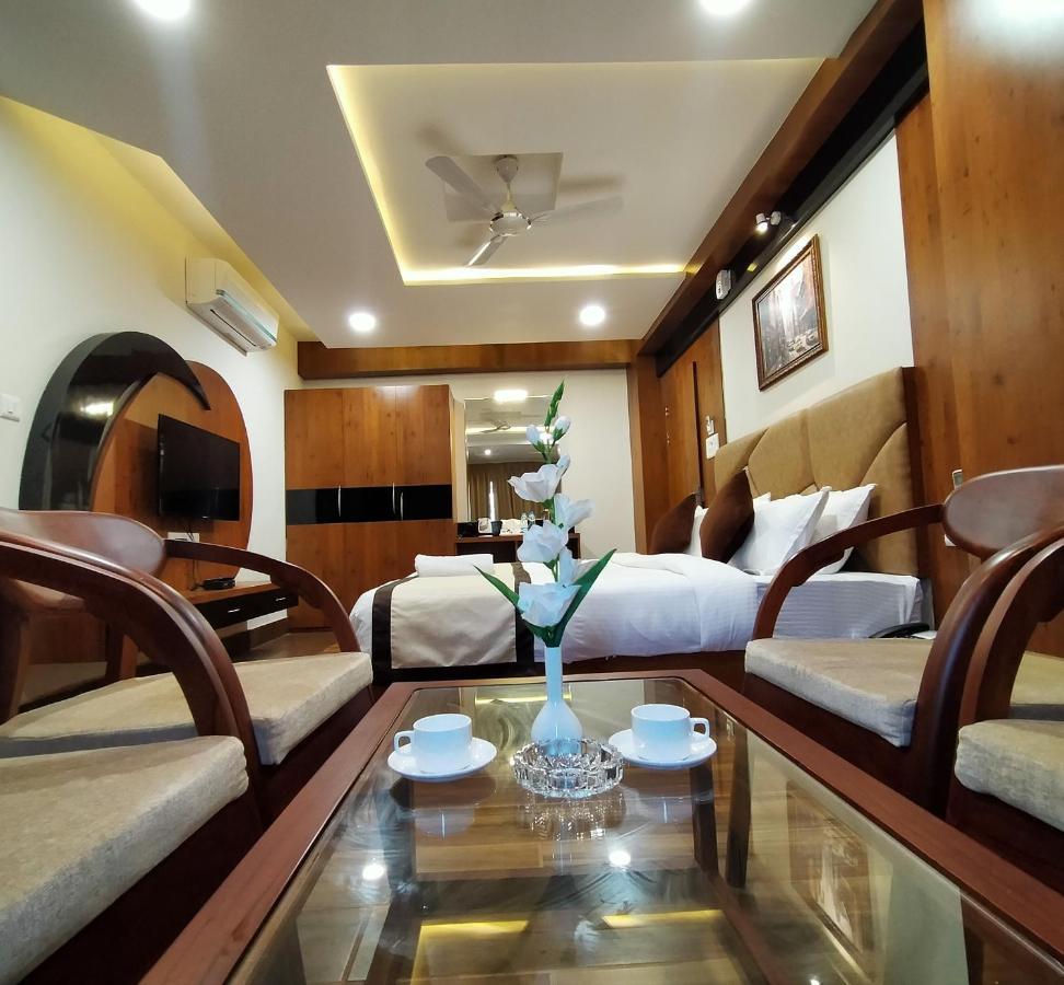 Hotel Royal City Силигури Экстерьер фото