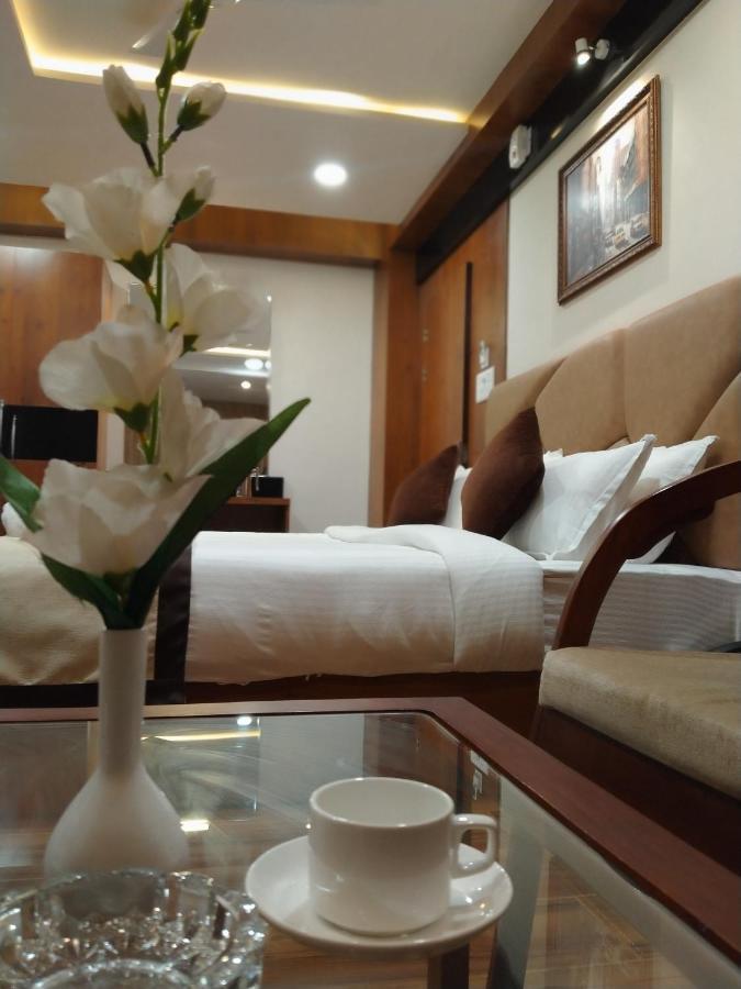 Hotel Royal City Силигури Экстерьер фото
