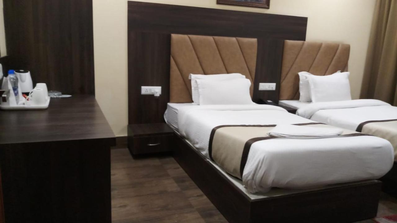 Hotel Royal City Силигури Экстерьер фото