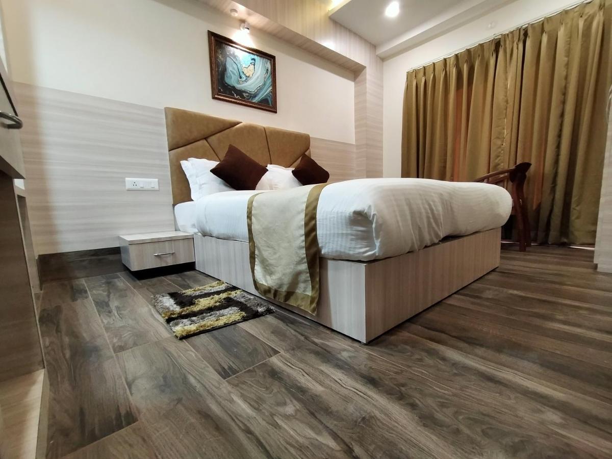 Hotel Royal City Силигури Экстерьер фото