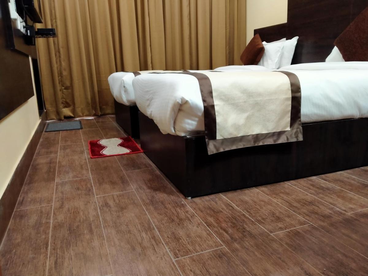 Hotel Royal City Силигури Экстерьер фото